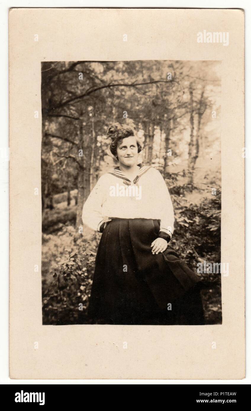 Germania - circa trenta: Vintage mostra fotografica di donna al di fuori. Retrò in bianco e nero studio fotografico con effetto seppia. Foto Stock