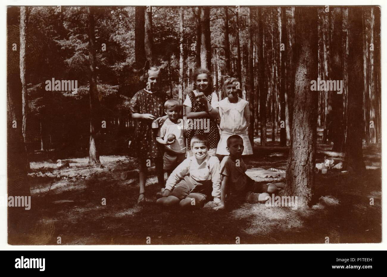 La Repubblica cecoslovacca - Luglio 1925: Vintage foto mostra i bambini nella foresta. Retrò fotografia in bianco e nero. Foto Stock