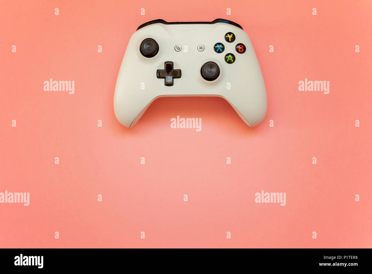 SAINT-Petersburg, Russia - 13 Aprile 2018: Bianco joystick xbox uno s gamepad, console di gioco rosa su sfondo color pastello. Computer gaming concorrenza vide Foto Stock