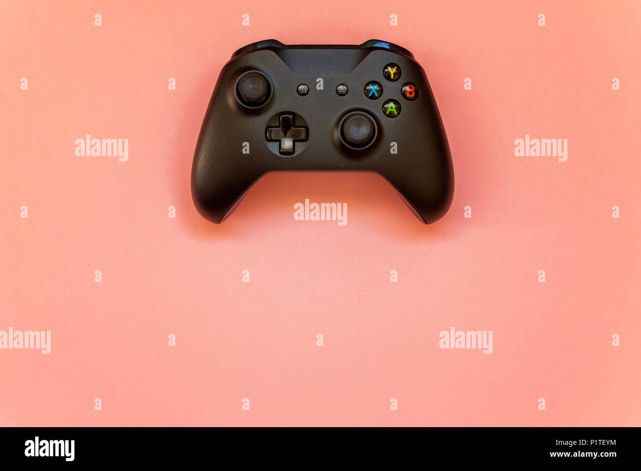 SAINT-Petersburg, Russia - 13 Aprile 2018: Nero joystick xbox uno s gamepad, console di gioco rosa su sfondo color pastello. Computer gaming concorrenza vide Foto Stock