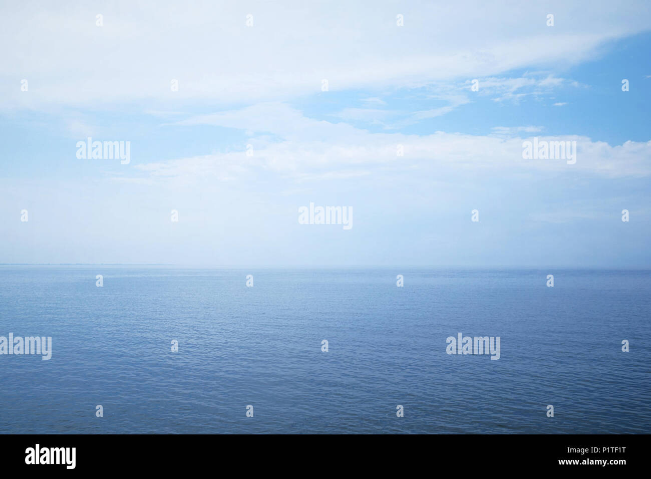 Mare aperto e sfondo con cielo nuvoloso, calma l'acqua dell'Oceano su un vago il giorno di viaggio o di Concetto di vacanza Foto Stock