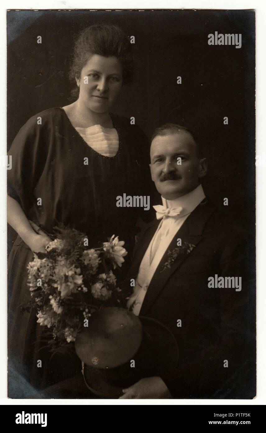 Germania- circa 1923: Vintage foto mostra una coppia di anziani. Retrò in bianco e nero studio fotografico. Foto Stock