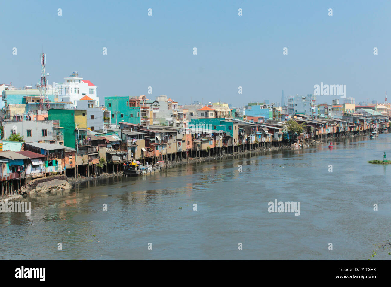 A Saigon, Vietnam - Gennaio 2014: quartiere povero di capanne su palafitte al Riverside a Ho Chi Minh City a.k.a. Saigon , il Vietnam Foto Stock