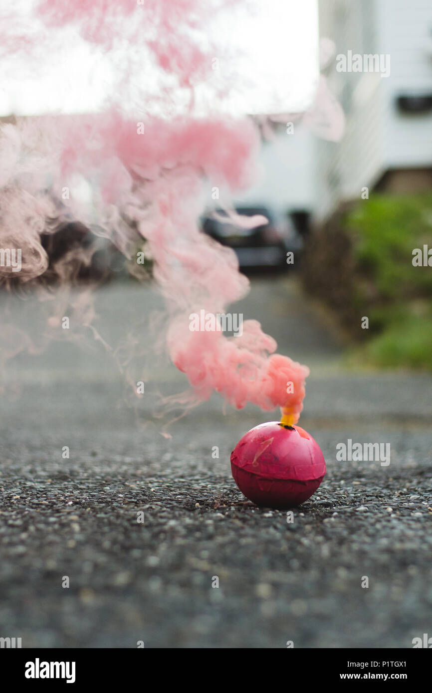 Bomba fumogena rossa immagini e fotografie stock ad alta risoluzione - Alamy