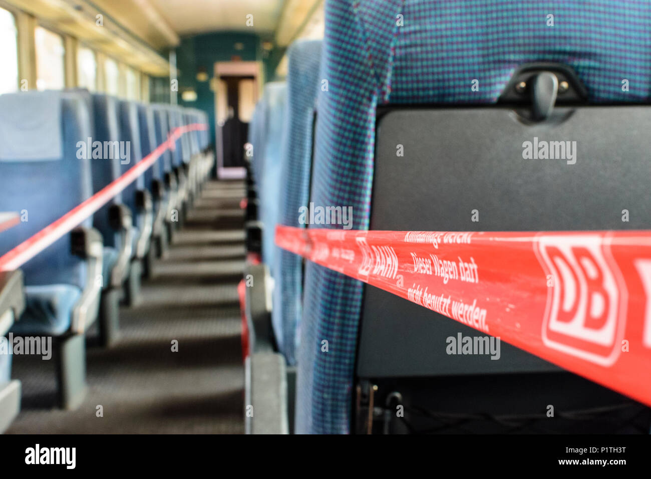 : Segno "Klimananlage defekt' ('Ddifettoso impianto aria condizionata') in treno IC auf Deutsche Bahn AG (DB) in Germania , Foto Stock