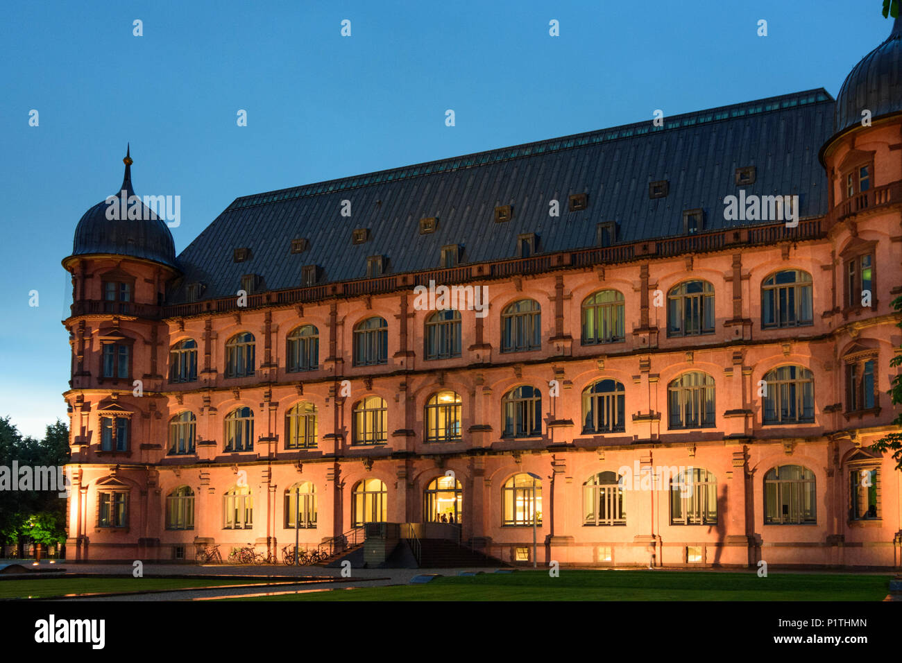 Karlsruhe: castello Schloss Gottesaue, oggi Hochschule für Musik (College of Music), studenti, pioggia in Germania, Baden-Württemberg, Kraichgau-Stromberg Foto Stock