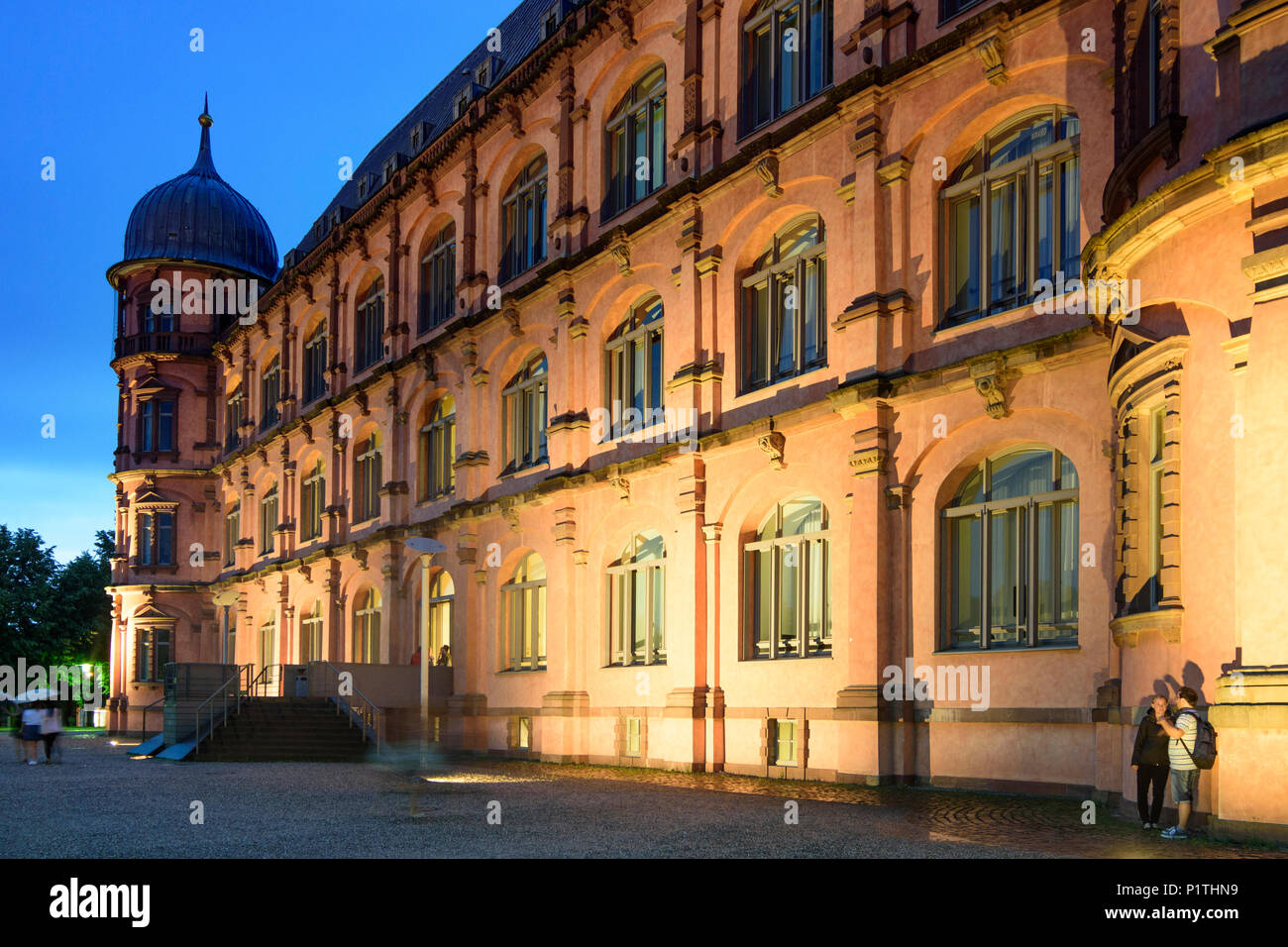 Karlsruhe: castello Schloss Gottesaue, oggi Hochschule für Musik (College of Music), studenti, pioggia in Germania, Baden-Württemberg, Kraichgau-Stromberg Foto Stock