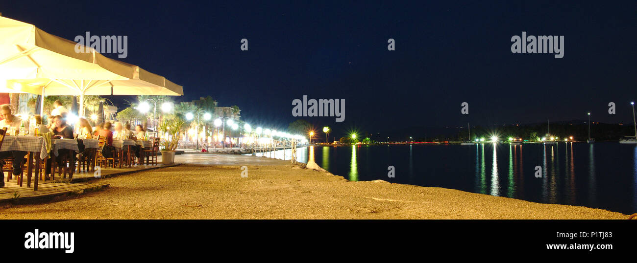 Diners godetevi un pasto dal bordo delle acque Foto Stock