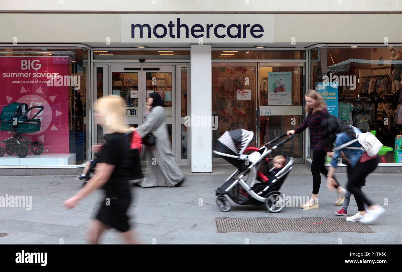 Una I MOTHERCARE STORE e negozio di fronte con carrozzine e passeggini PASSANDO DA. Negozi e people shopping a Harrow, Middlesex, London, Regno Unito Foto Stock