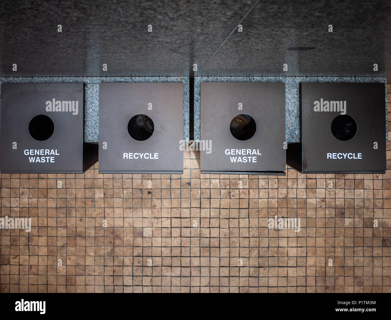 I rifiuti generici e cestini in luogo di Collins -- un utilizzo misto complesso in Melbourne. VIC Australia. Concetto di riciclaggio ecologico. Foto Stock
