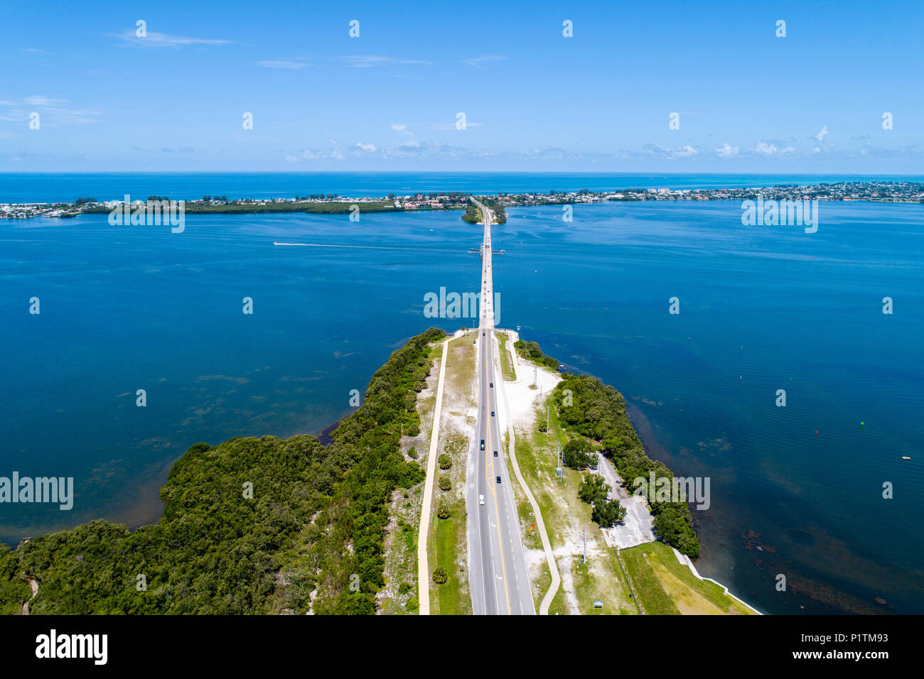 Causeway a Holmes Beach su Anna Maria Island è un popolare Florida con destinazione turistica sulle spiagge del Golfo del Messico Foto Stock