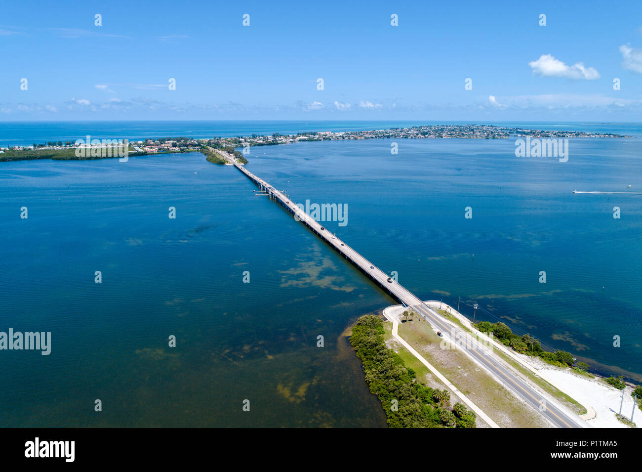 Causeway a Holmes Beach su Anna Maria Island è un popolare Florida con destinazione turistica sulle spiagge del Golfo del Messico Foto Stock