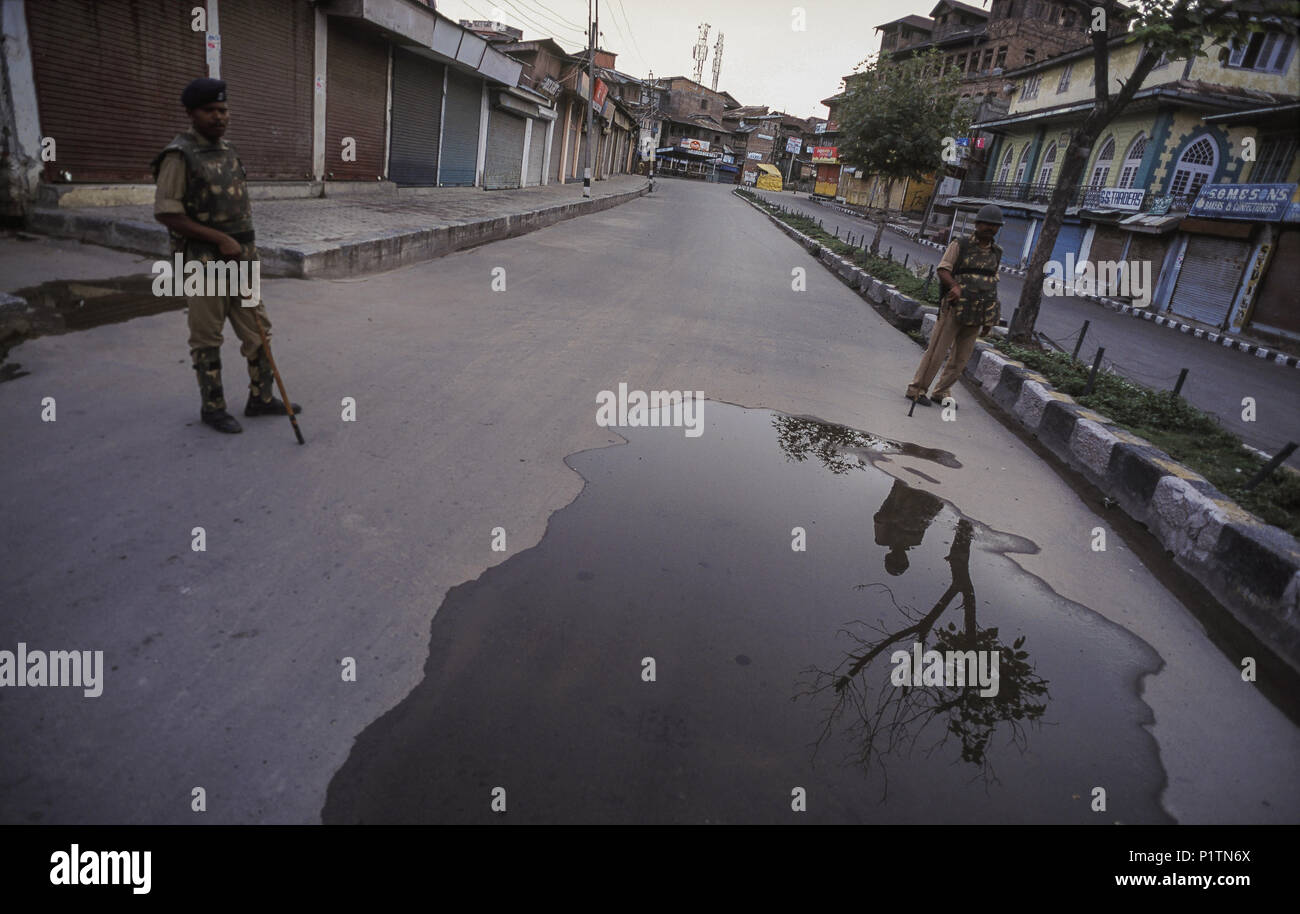 Srinagar, India, soldati vegliano durante il blocco di uscita Foto Stock
