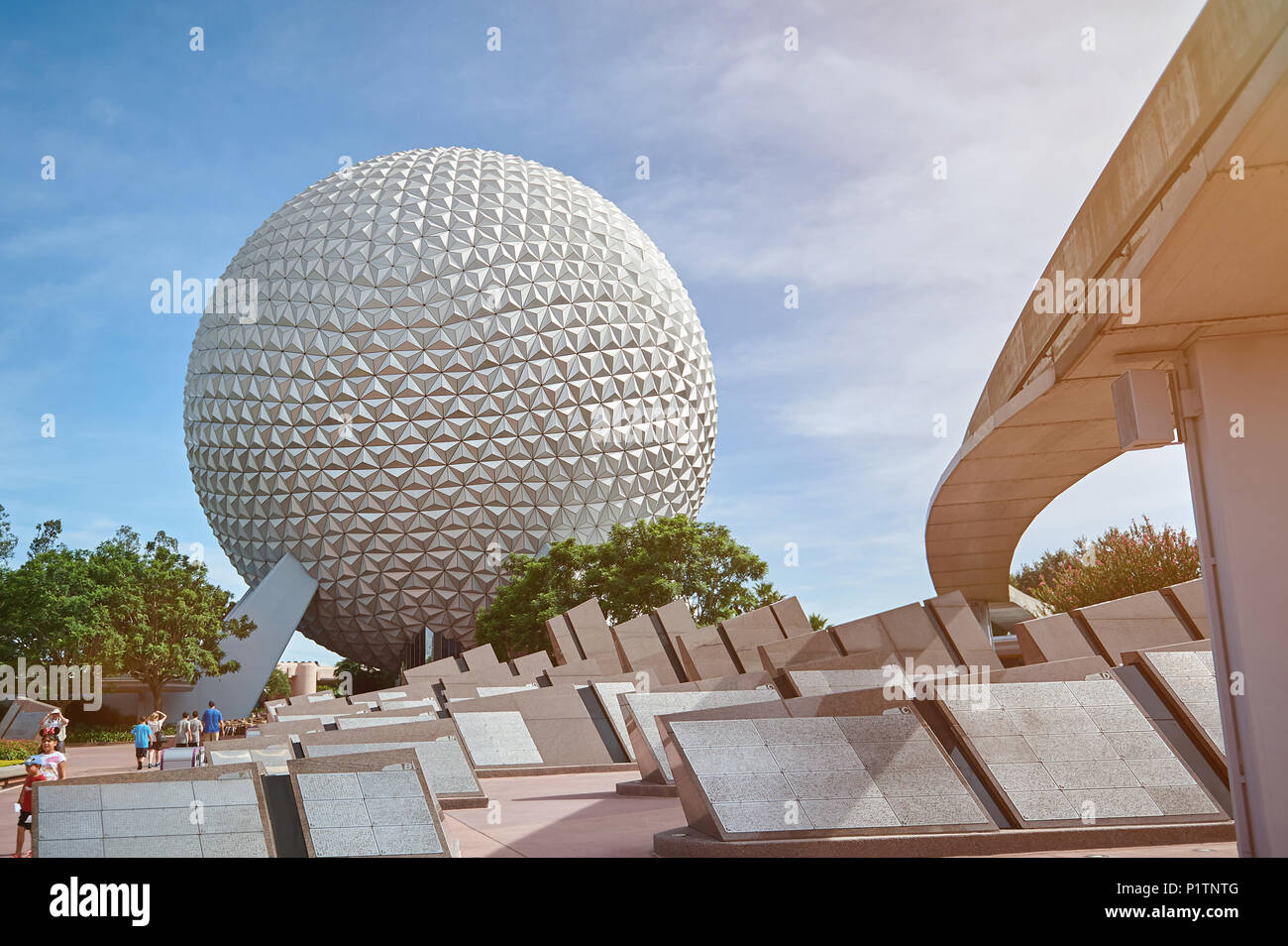 New york, Stati Uniti d'America - 30 agosto 2012: Epcot disney park. Le persone che giocano nel grande mondo disney park sulla giornata di sole Foto Stock