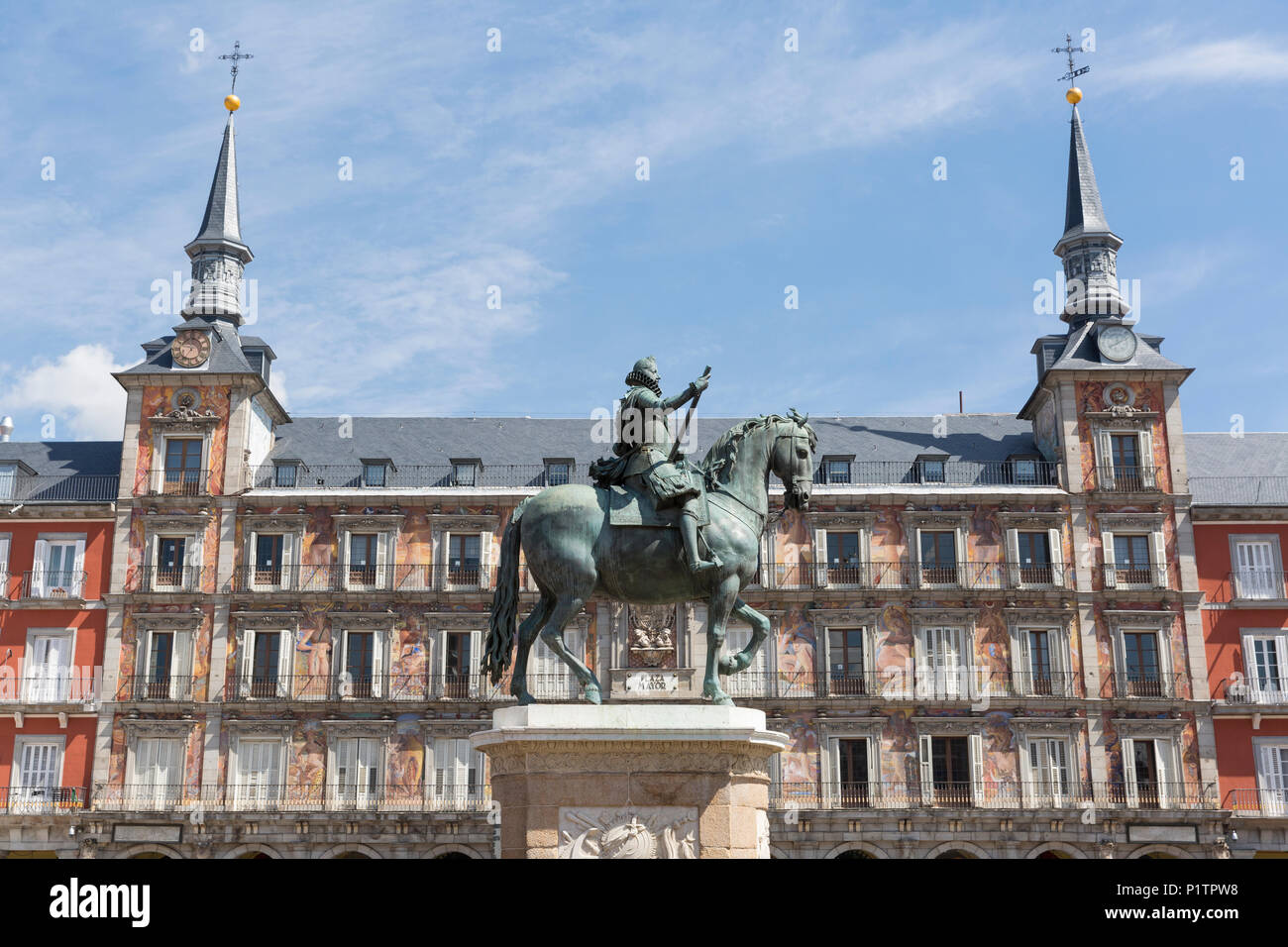 Madrid, Spagna: la statua equestre di Filippo III di Spagna davanti Casa de la Panadería in Plaza Mayor. Foto Stock