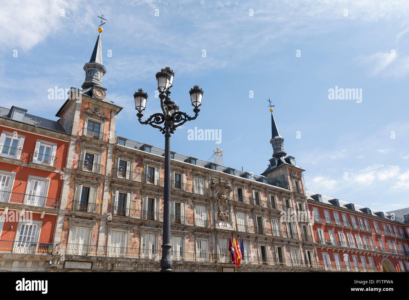 Madrid, Spagna: facciata principale della Casa de la Panadería in Plaza Mayor. Foto Stock