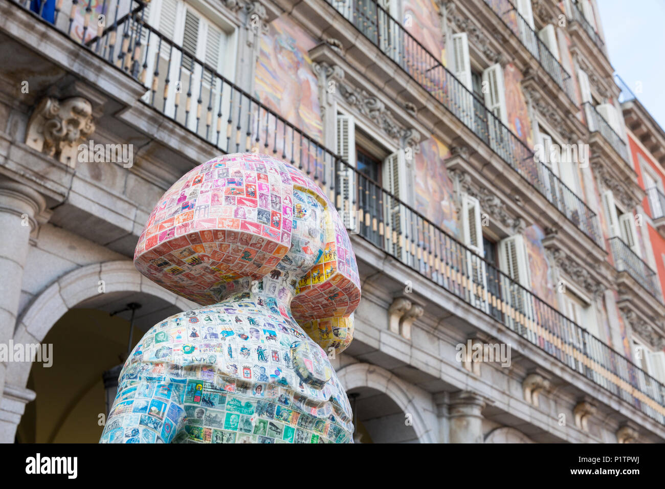 Madrid, Spagna: 'La Menina' postale per artista Luigi Rodríguez davanti Casa de la Panadería in Plaza Mayor. La scultura è parte del 'Meninas Foto Stock