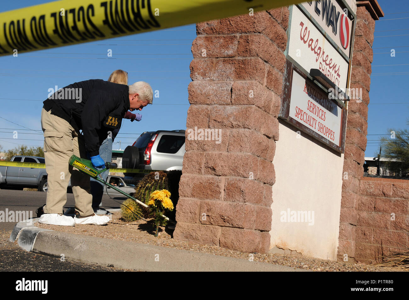 Gli agenti FBI condurre un ulteriore ricerca di prova presso il centro commerciale a Ina e strade di Oracle in Tucson, Arizona, USA, dove congressista, Gabrielle Foto Stock