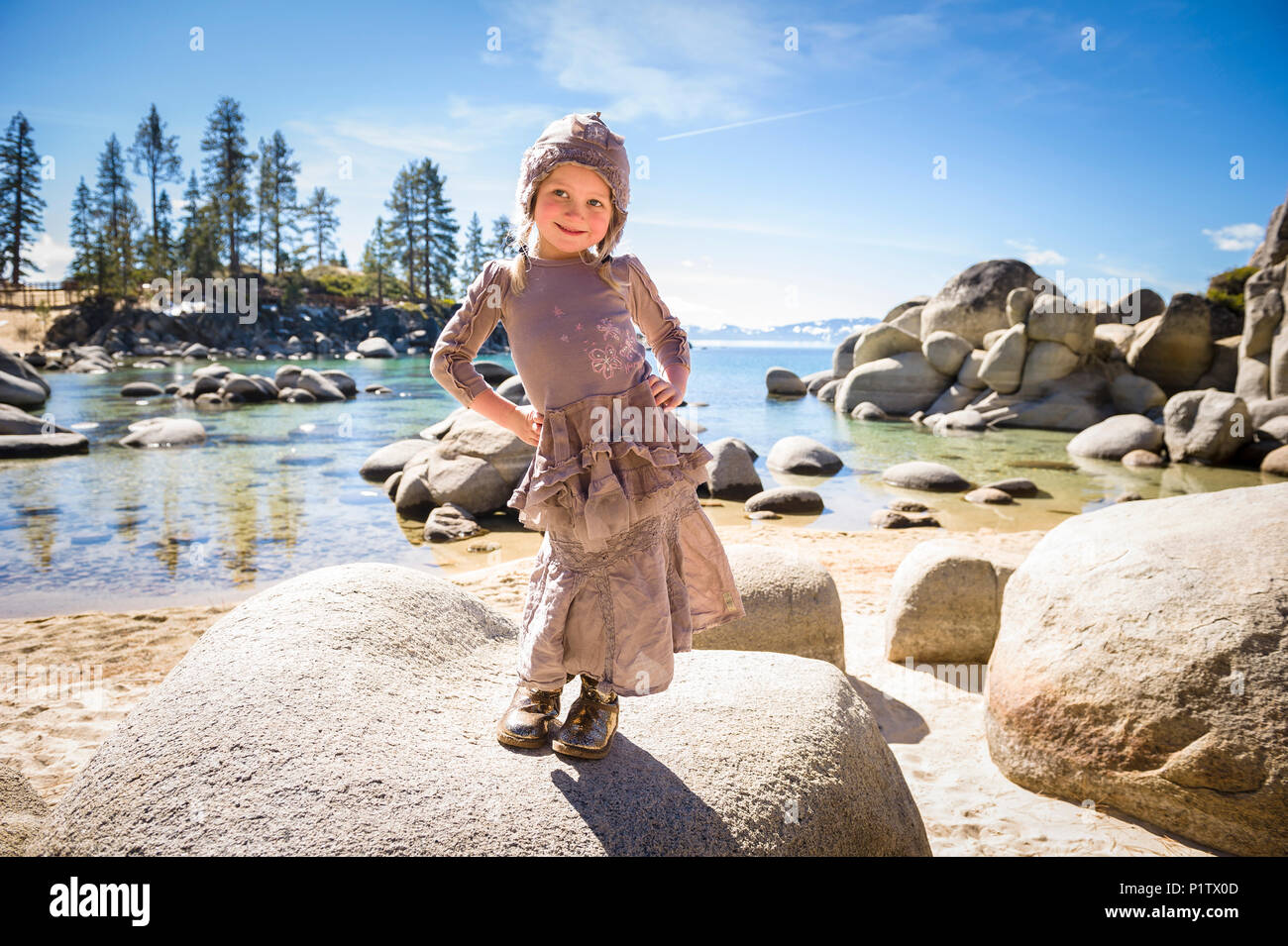 Elegante ragazza giovane in oro stivali mostra off rurale, Hippie ragazzi  abbigliamento moda presso un lago Tahoe Beach in Incline Village, Nevada  Foto stock - Alamy