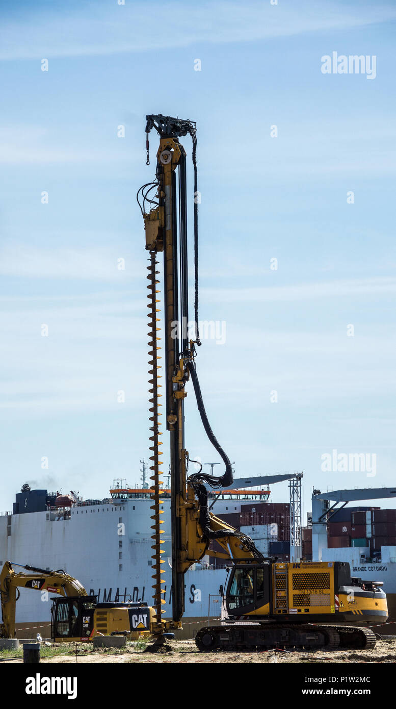 Impianto di perforazione con un worm di praticare la perforazione di un mucchio di perforazione sulla banchina del porto di Amburgo, Germania, Giugno 2018 Foto Stock