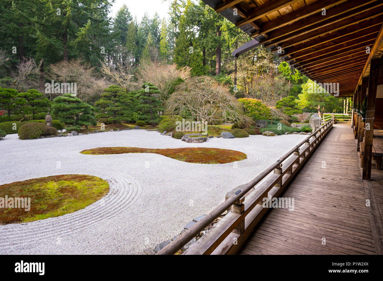 Edificio giapponese con veranda in legno e giardino di roccia. Foto Stock