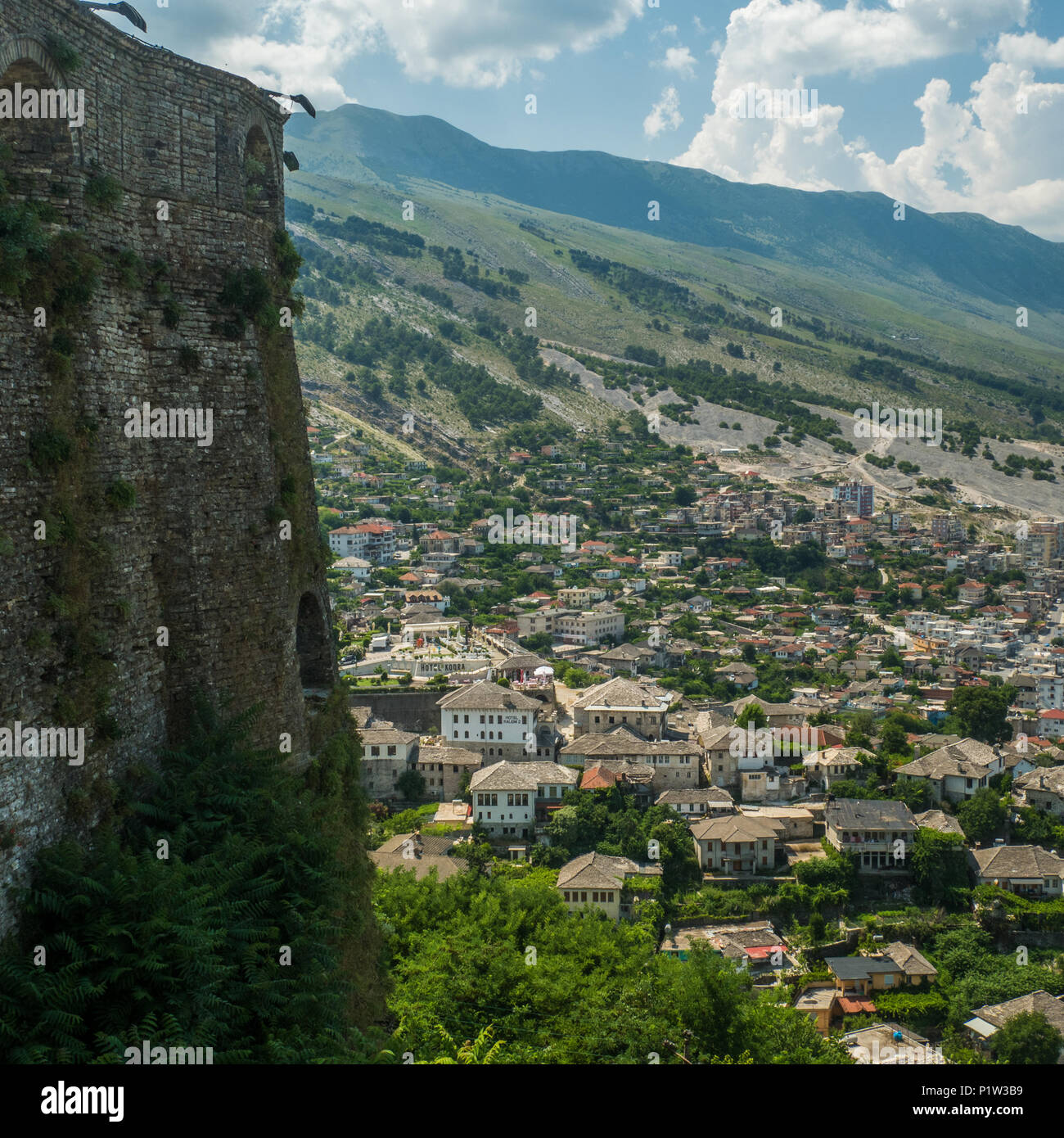 Vista dal castello in Argirocastro in Albania. La città vecchia è ottomano e un sito Patrimonio Mondiale dell'Unesco. Foto Stock