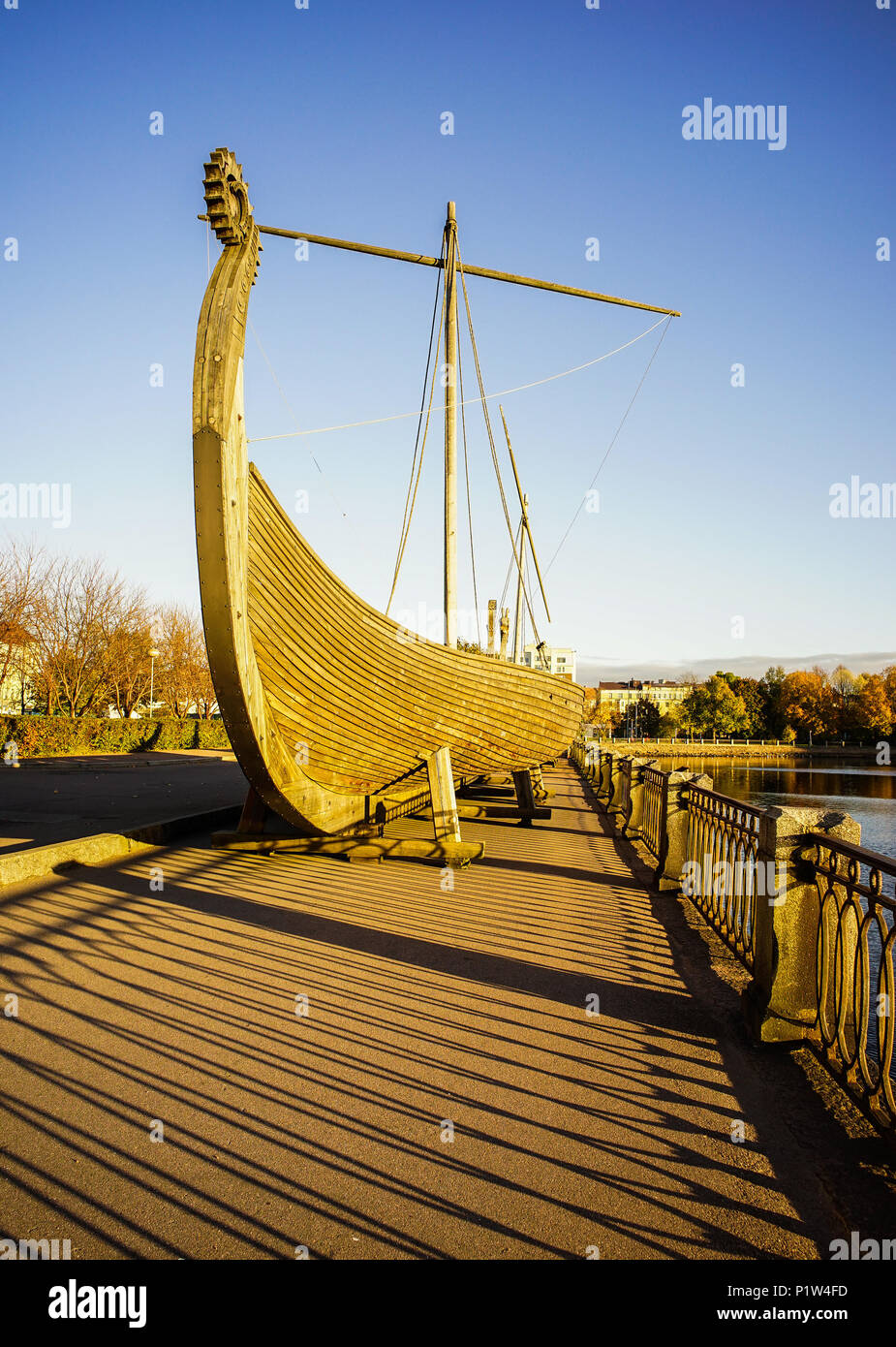 Antica Drakkar (Viking barca di legno) sul lungomare di Vyborg, Russia. Foto Stock