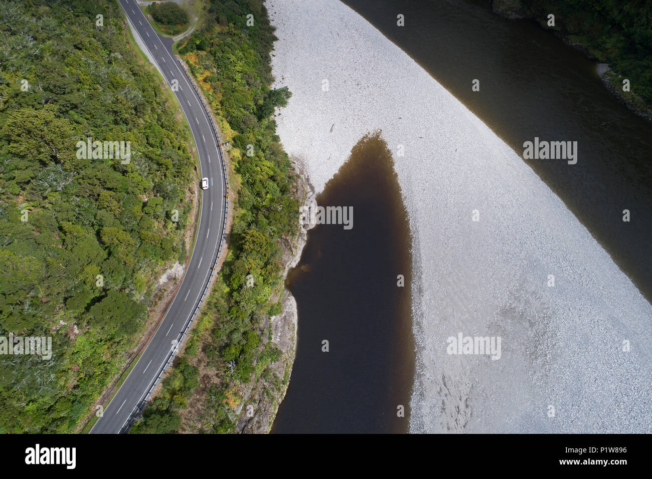 Autostrada statale 6 e Buller River, Buller Gorge, vicino a Westport, Costa Ovest, South Island, in Nuova Zelanda - antenna fuco Foto Stock