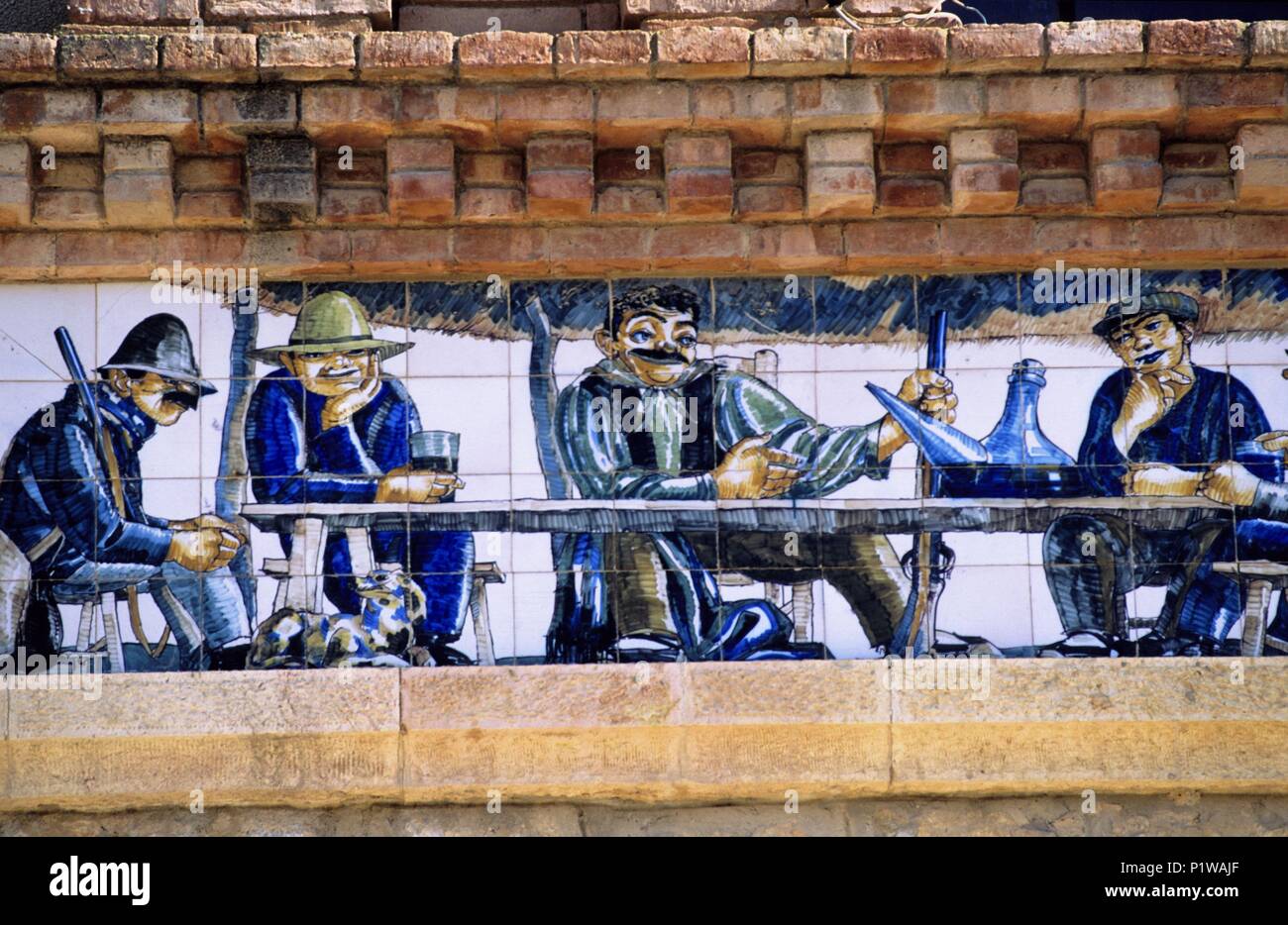 Terra Alta: Pinell de Brai, mosaico al 'celler' / Cantina bodega (modernismo /1922) (Terra Alta regione). Foto Stock