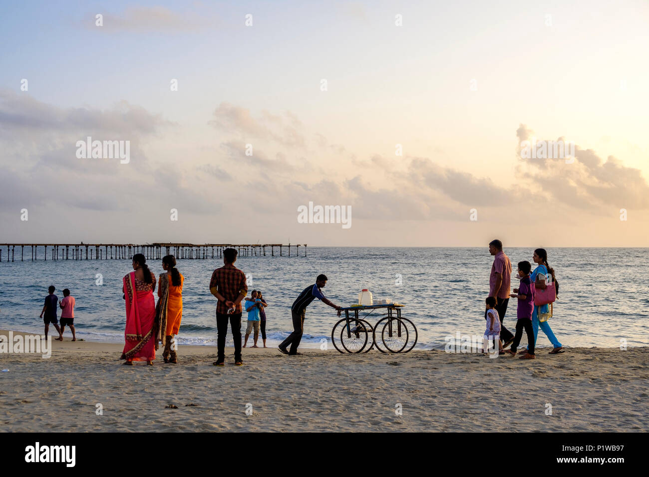 Per coloro che godono di un inizio di una passeggiata serale sulla Alleppey (o Alappuzha) spiaggia, Kerala, India. Foto Stock