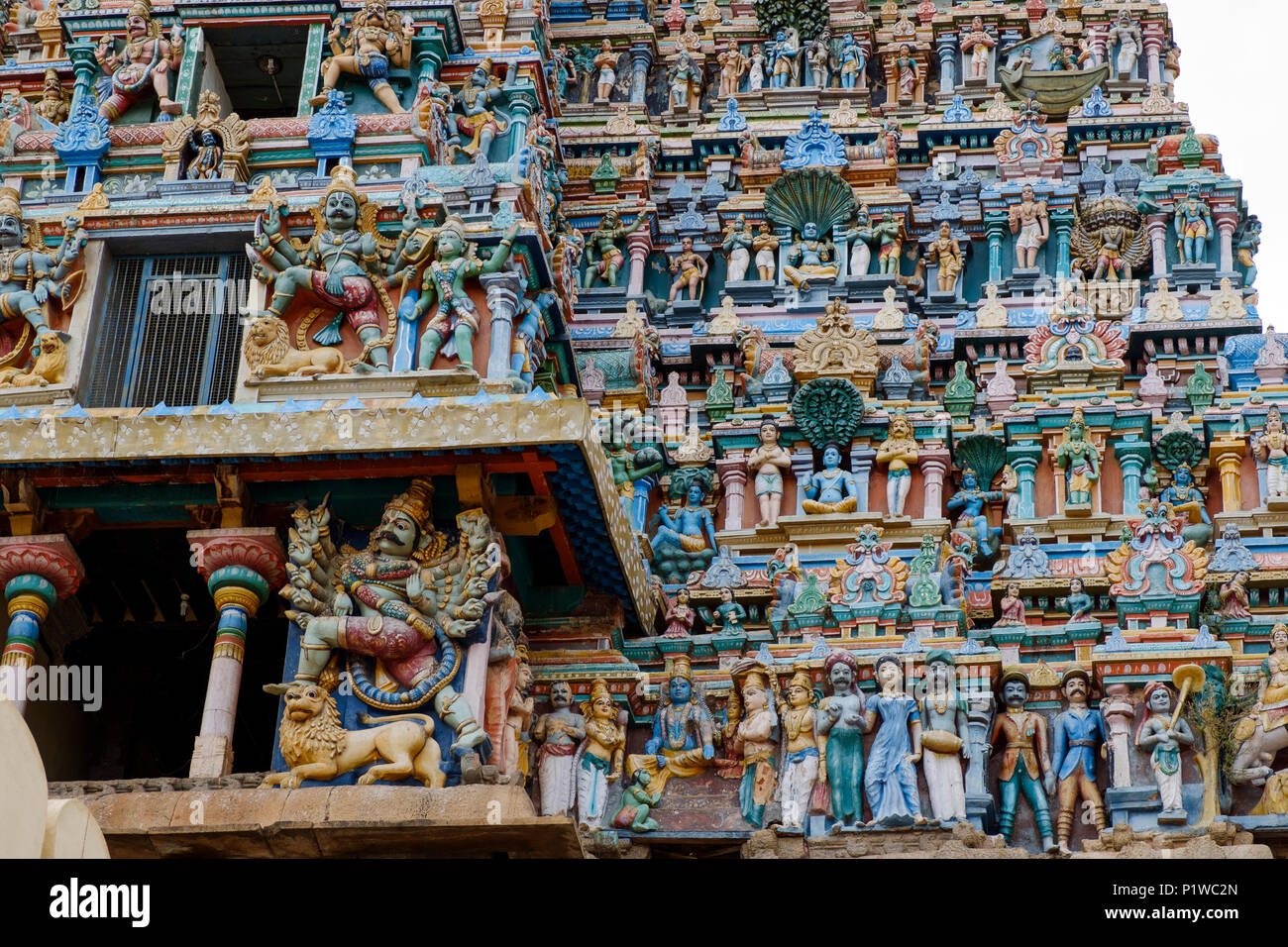 Statue dipinte su uno dei gopura (torri) di Dravidian- stile tempio Kallalagar, Distretto di Madurai, Tamil Nadu, India. Foto Stock