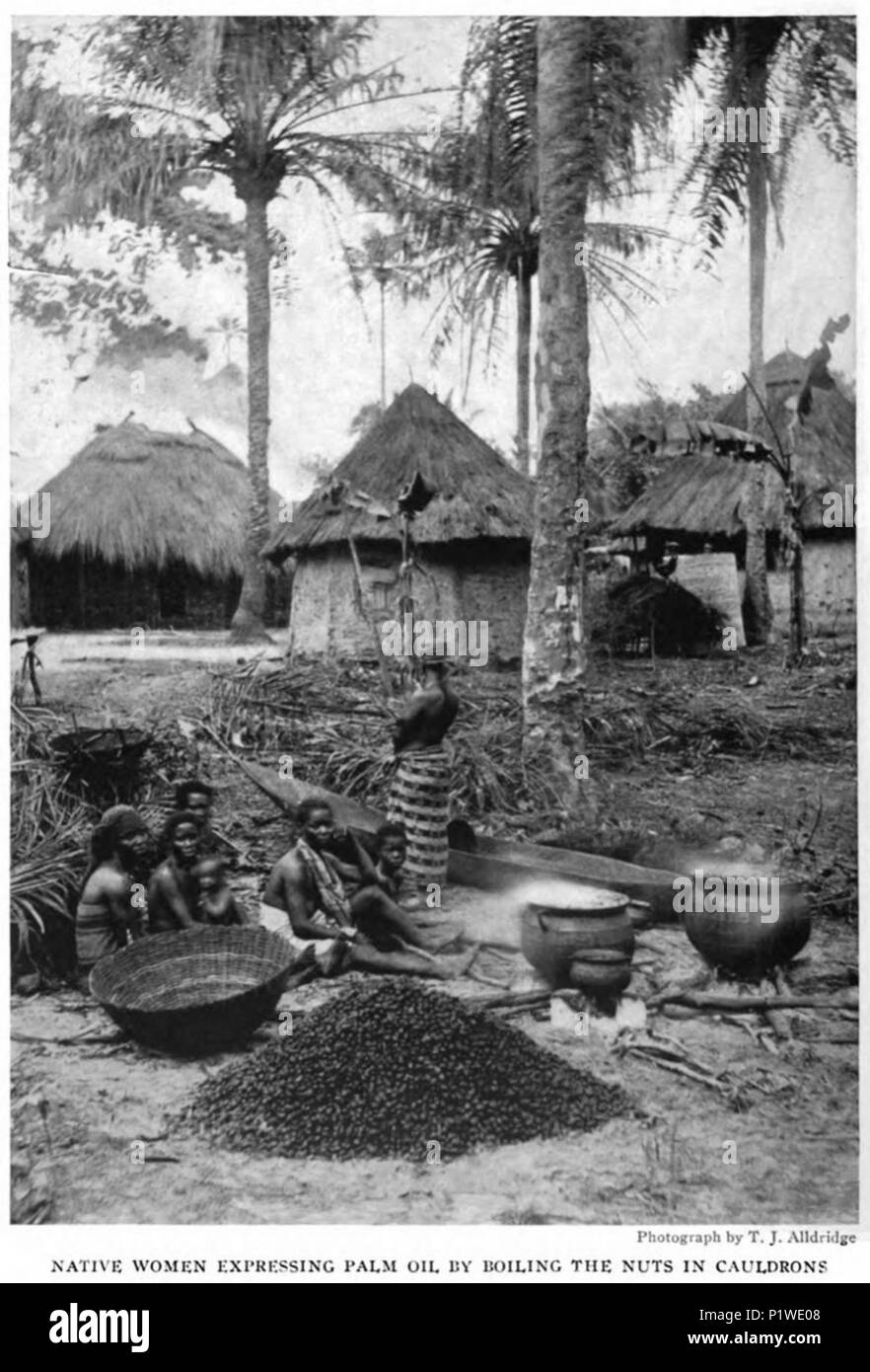 (1922) pic.16 donne indigene che esprimono l'olio di palma. Foto Stock