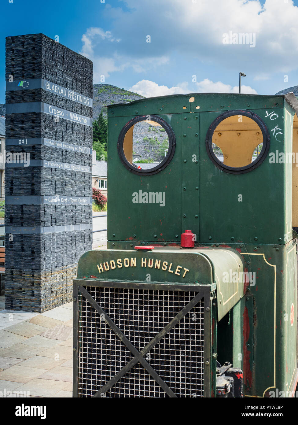 Blaenau Ffestiniog ardesia città mineraria - segno di benvenuto in ardesia dietro un Hudson Hunslet locomotiva industriale Foto Stock