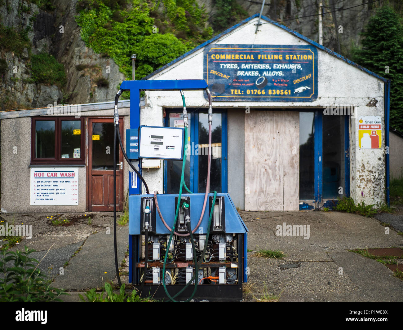 Stazione di benzina di derelict - un garage rurale chiuso / stazione di benzina garage a Blaenau Festiniog nel Galles del Nord Foto Stock