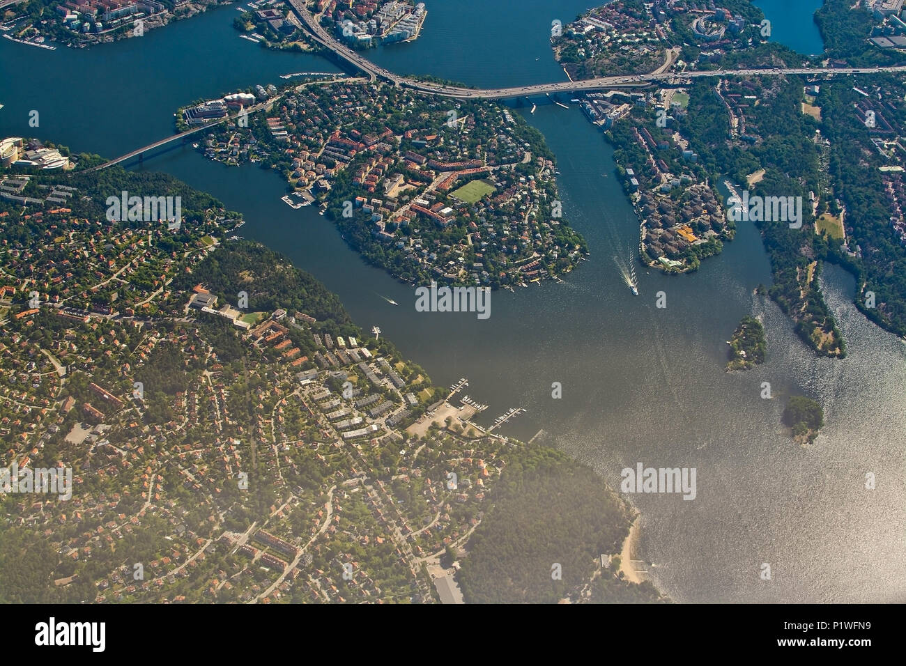 Stoccolma, Svezia - 1 giugno 2018: Antenna shot su Stoccolma, Essingeleden e ponte di Traneberg per Bromma, durante l'inflight all'aeroporto di Arlanda su un sun Foto Stock