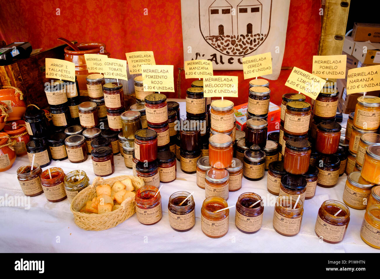 Marmellate e confetture in vendita come un piccolo box in un mercato spagnolo Foto Stock