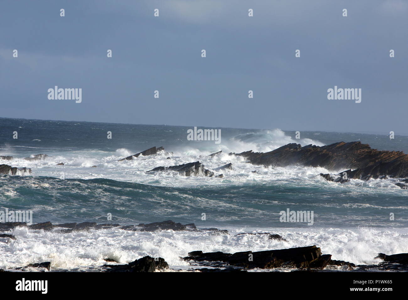 Un burrascoso giornata invernale sul mare del Nord Isole Orcadi Scozia, Regno Unito Foto Stock