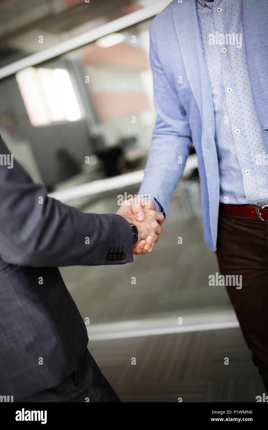 La gente di affari stringono le mani, terminando la riunione Foto Stock