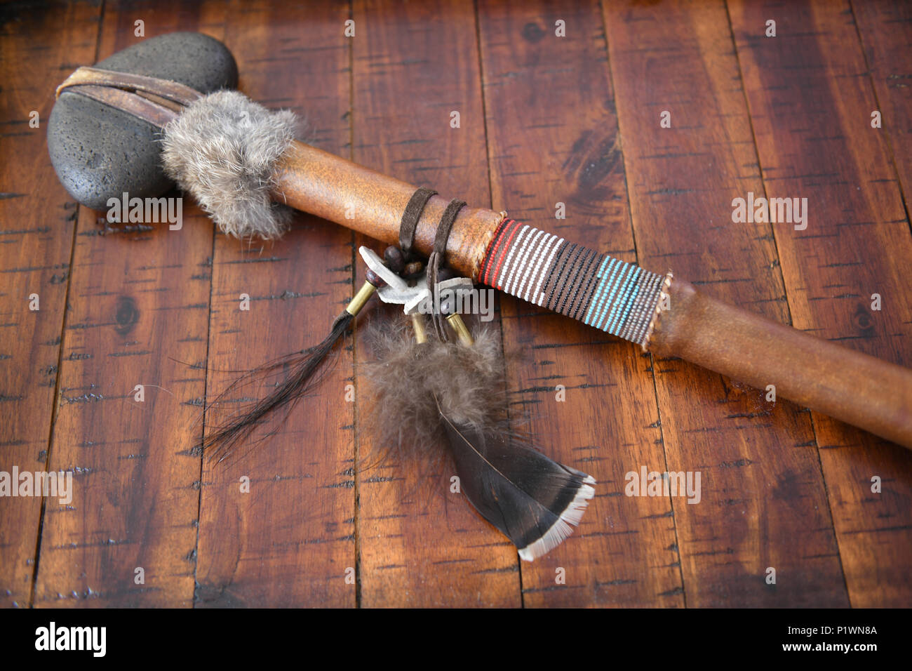 Indian tomahawk giace contro la boiserie in legno Foto Stock