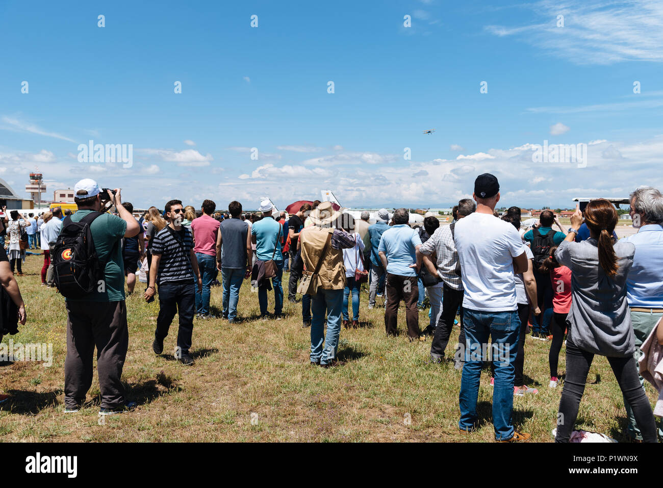 Madrid, Spagna - 3 Giugno 2018: persone durante air show della storica collezione aerei a Cuatro Vientos airport Foto Stock