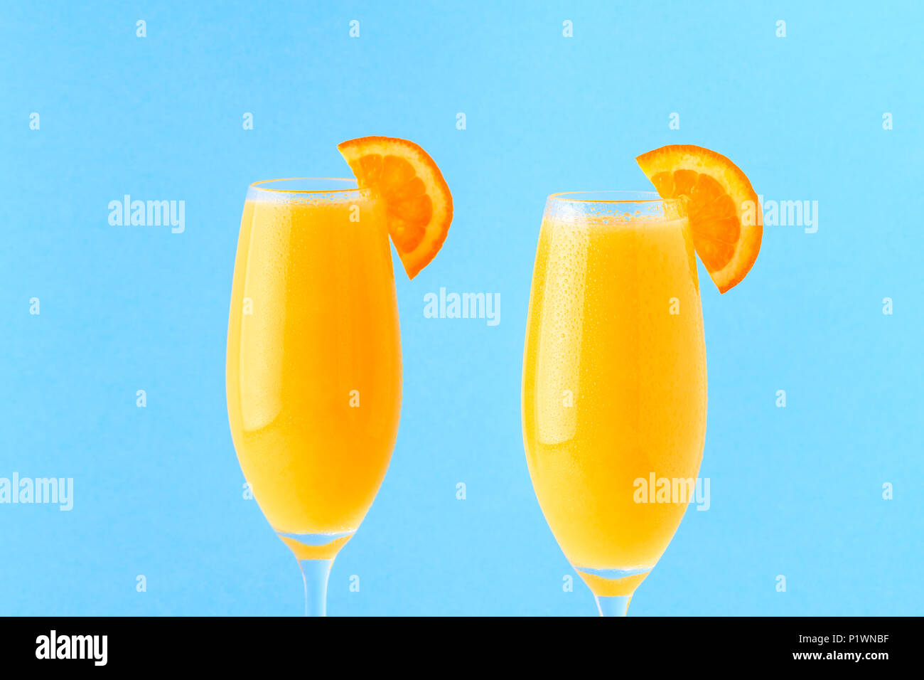 Cocktail giallo su sfondo chiaro, il fuoco selettivo. Foto Stock
