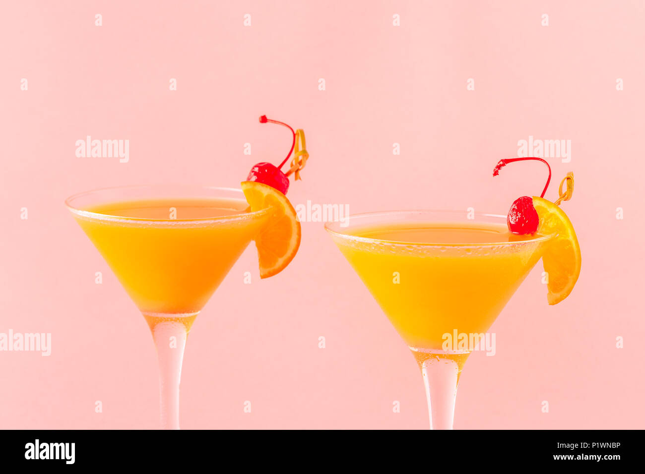 Cocktail giallo su sfondo chiaro, il fuoco selettivo. Foto Stock