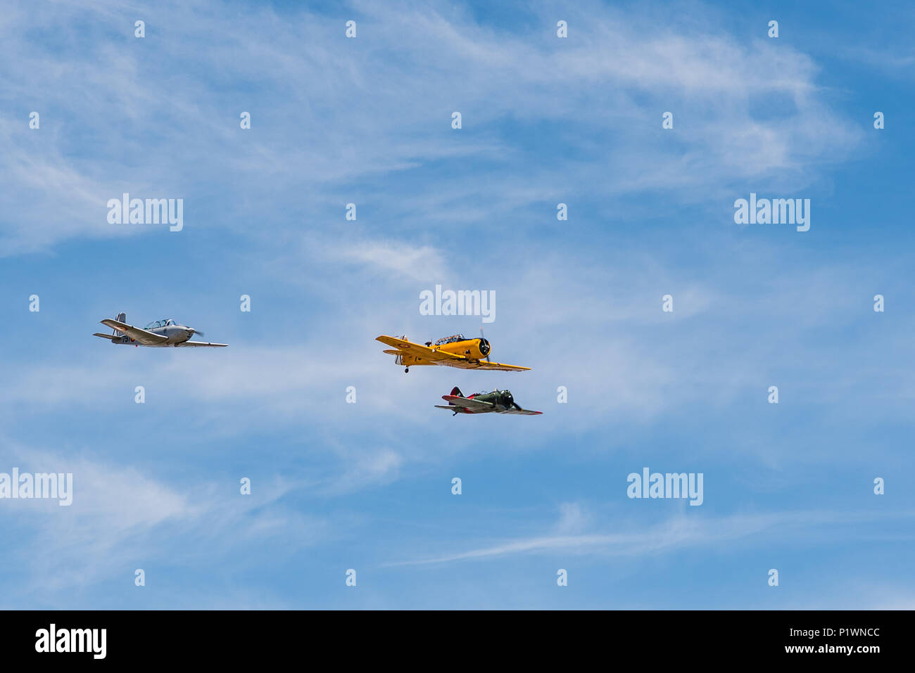 Madrid, Spagna - 3 Giugno 2018: per i voli in formazione di Policarpov I-16, North American T-6 Texano e DUN Beechcraft T-34un Mentor durante l'air show di histor Foto Stock