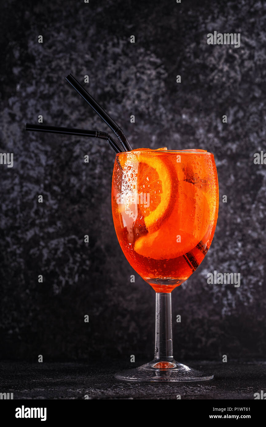 Italiano classico Aperol Spritz cocktail, il fuoco selettivo. Foto Stock