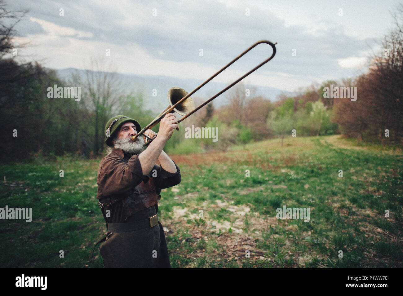 Un ritratto di un uomo anziano nella foresta Foto Stock