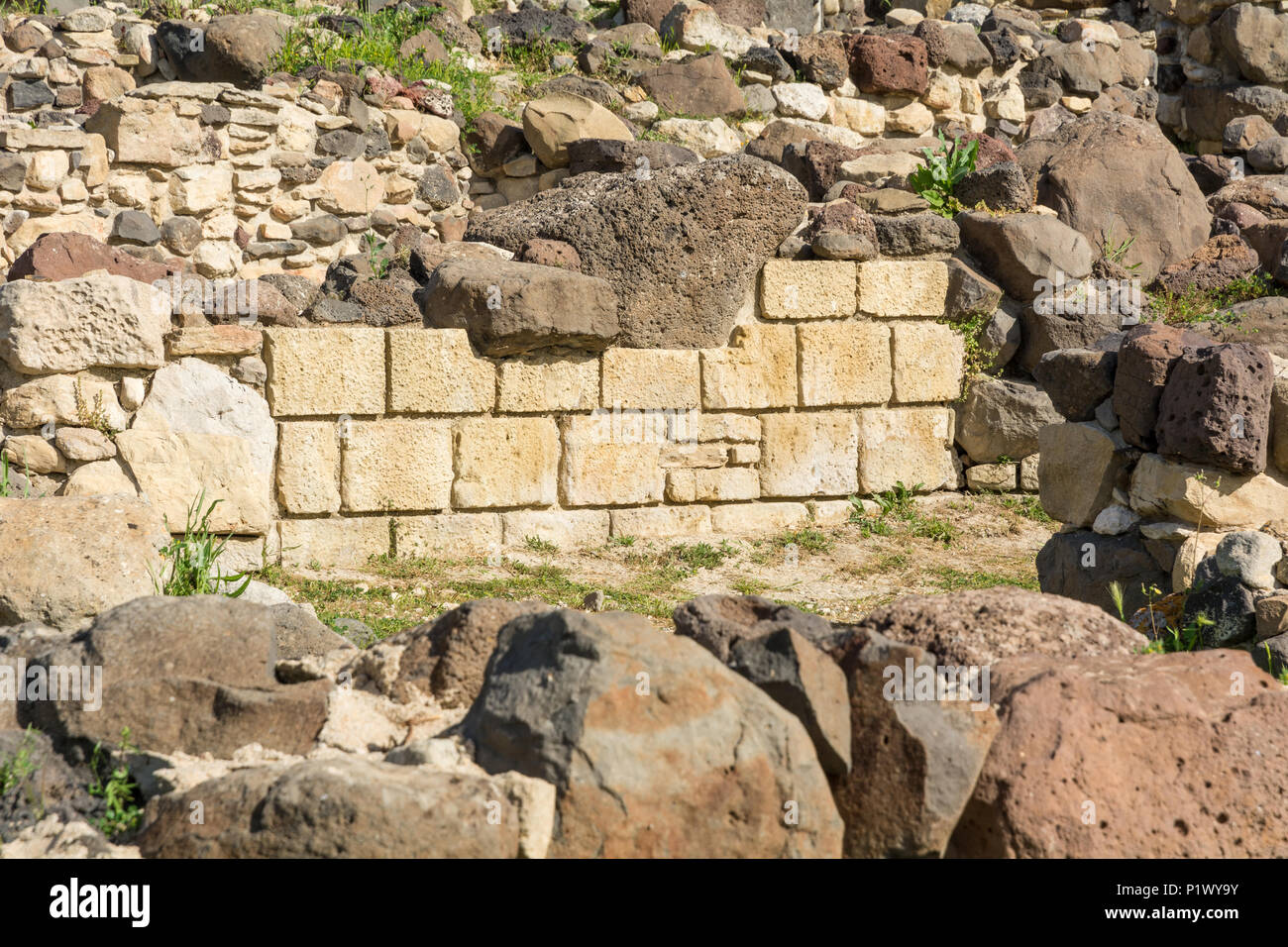 Rovine di villaggio a Nuraghe su Nuraxi, 13-6th secolo AC, tardo Bronzo struttura megalitica, vicino Barumini, Sardegna, Italia Patrimonio Mondiale dell'Umanità dell'UNESCO. Foto Stock