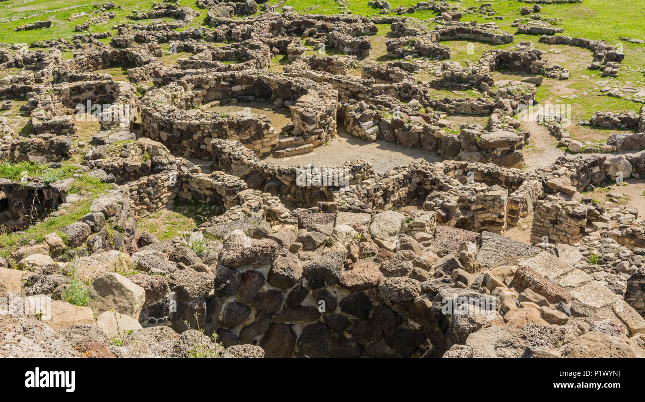 Rovine di villaggio a Nuraghe su Nuraxi, 13-6th secolo AC, tardo Bronzo struttura megalitica, vicino Barumini, Sardegna, Italia Patrimonio Mondiale dell'Umanità dell'UNESCO. Foto Stock