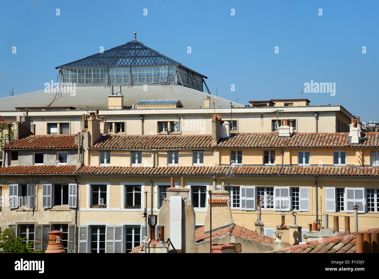 Lucernario di diritto Corte Edificio, tetti, Skyline ed edifici storici nel centro storico o il centro storico di Aix-en-Provence Provence Francia Foto Stock