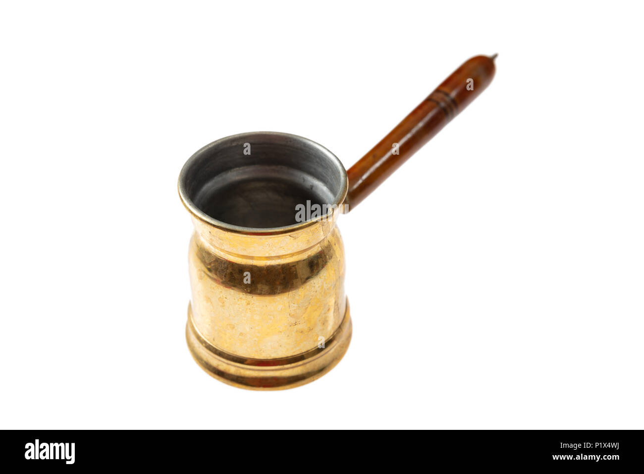 Concetto di cucina. Metallo in ottone bagno turco caffè greco pentola con manico in legno isolato su sfondo bianco Foto Stock
