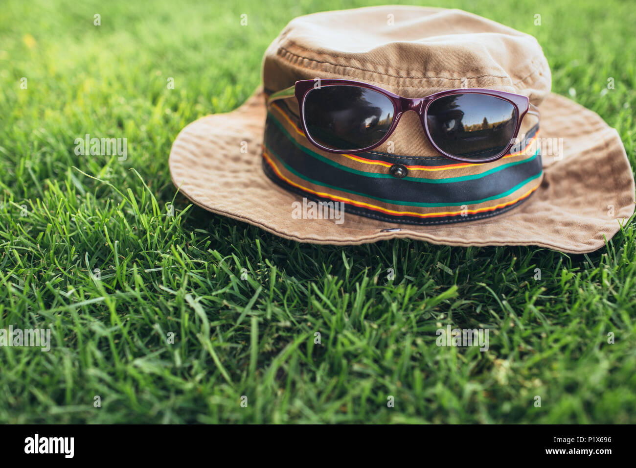 Camping hat con gli occhiali da sole sul prato Foto Stock